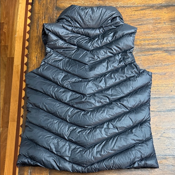 Patagonia Women's Quilted Black Vest - Picture 3 of 3